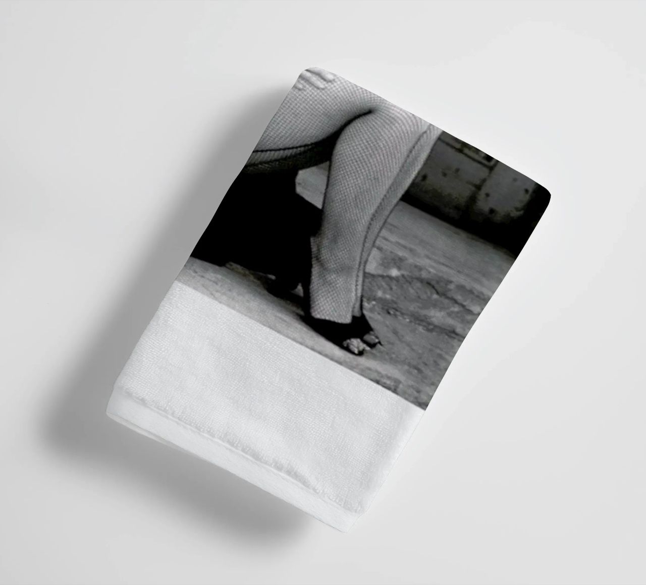 Marilyn Monroe in Bus Stop asciugamano da bagno da Gallery Print and Art Limited