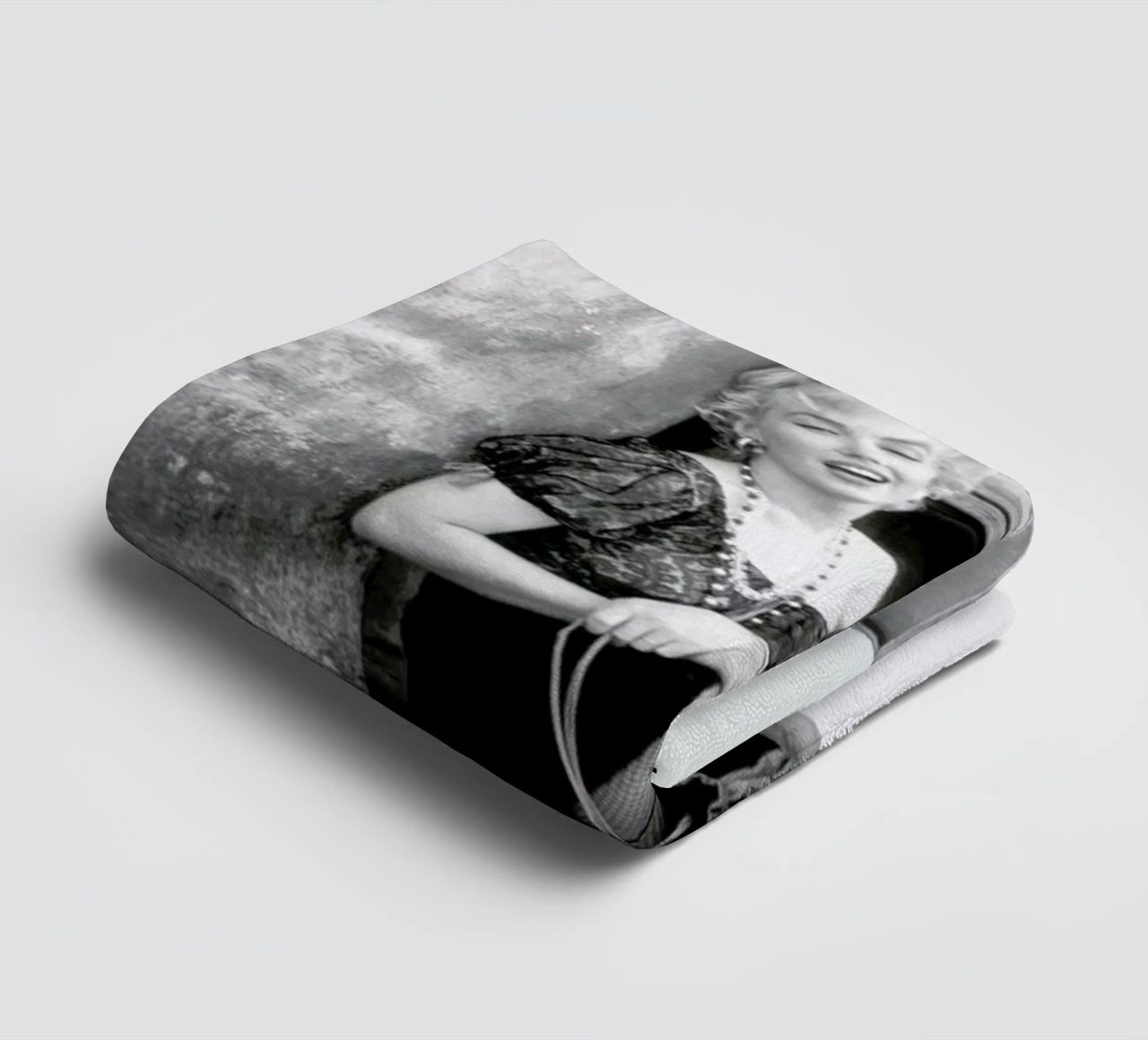 Marilyn Monroe in Bus Stop asciugamano da bagno da Gallery Print and Art Limited