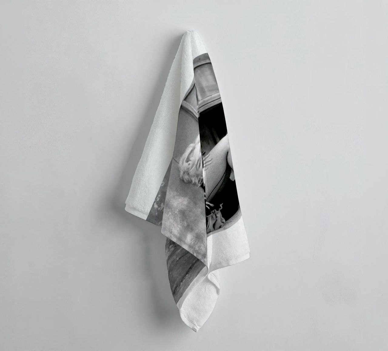 Marilyn Monroe in Bus Stop asciugamano da bagno da Gallery Print and Art Limited