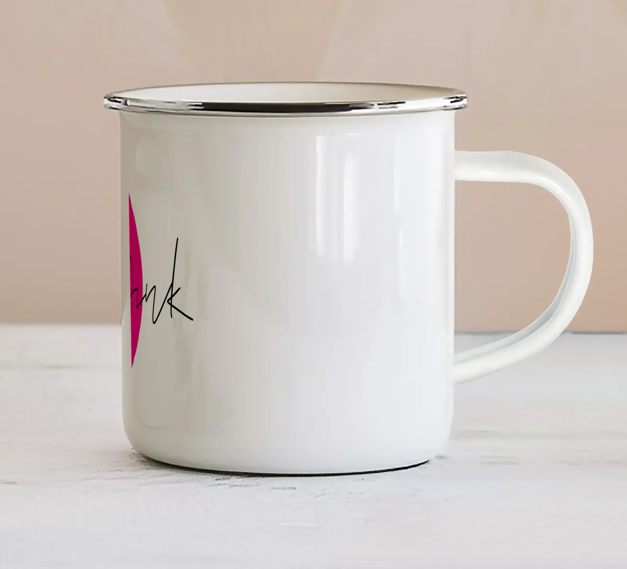 pink tazza in smalto da LIMITED EDITION LETTERS