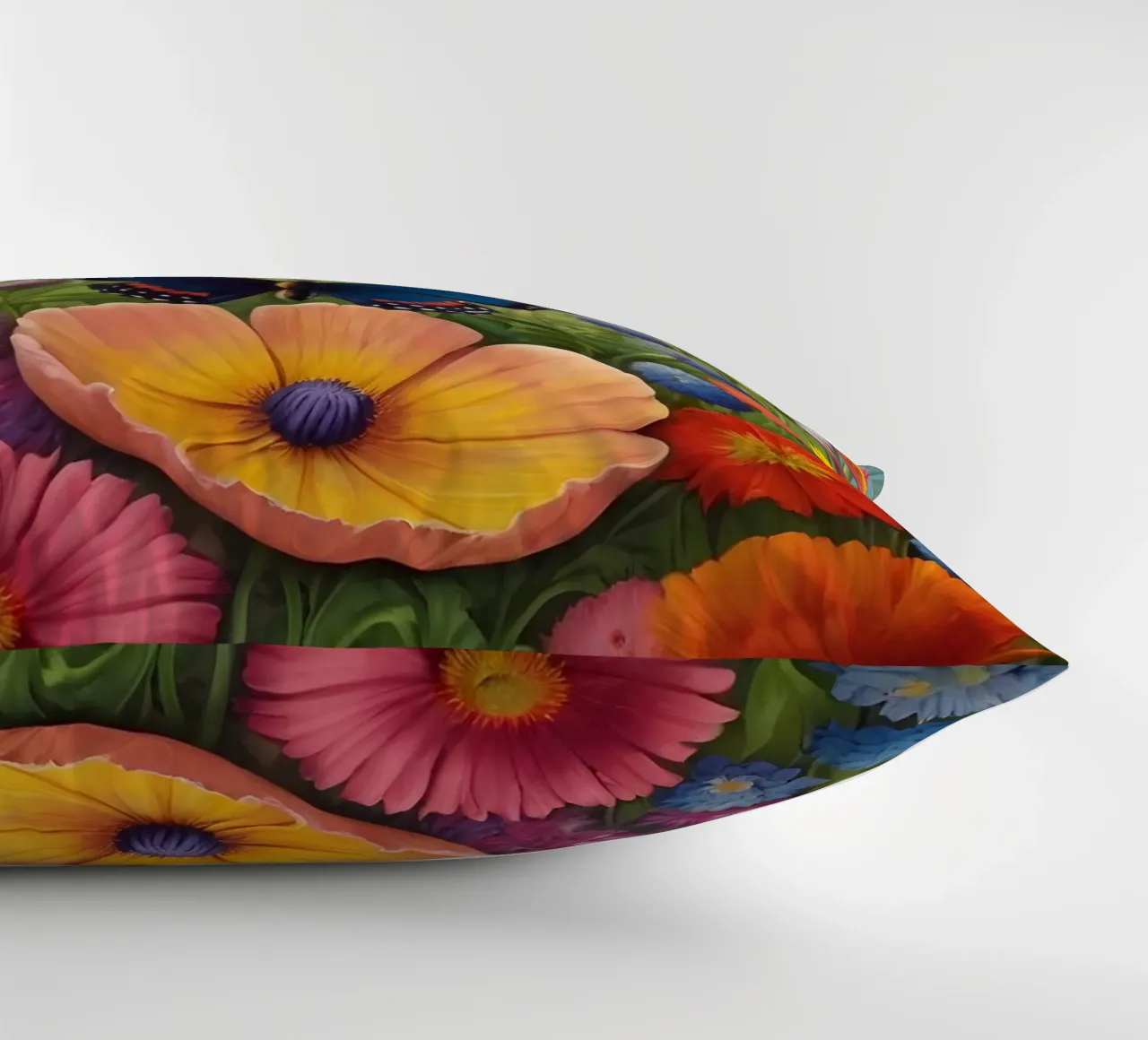 Prato di fiori selvatici con farfalle cuscino da Charnwood Prints