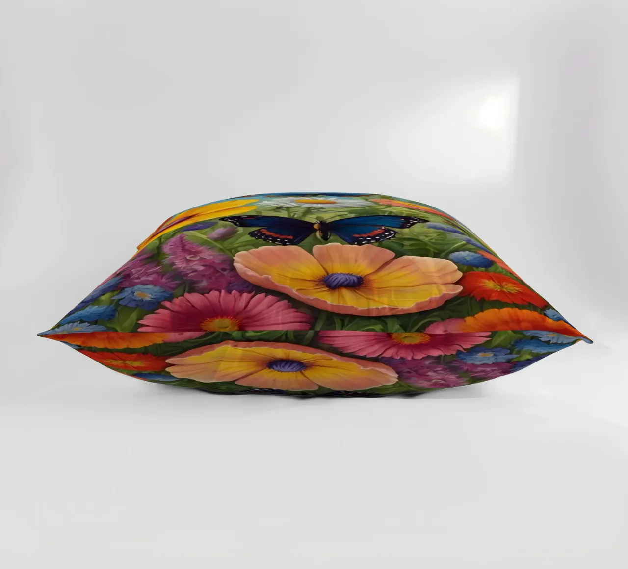 Prato di fiori selvatici con farfalle cuscino da Charnwood Prints