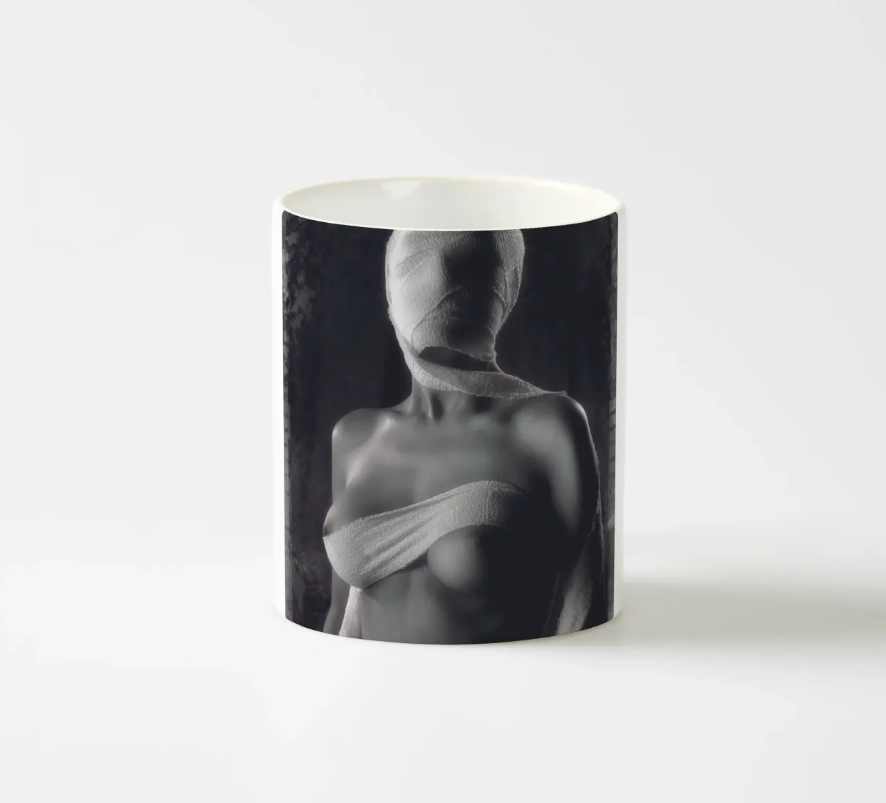 Ragazza bendata tazza in ceramica da Dave Hare Photography