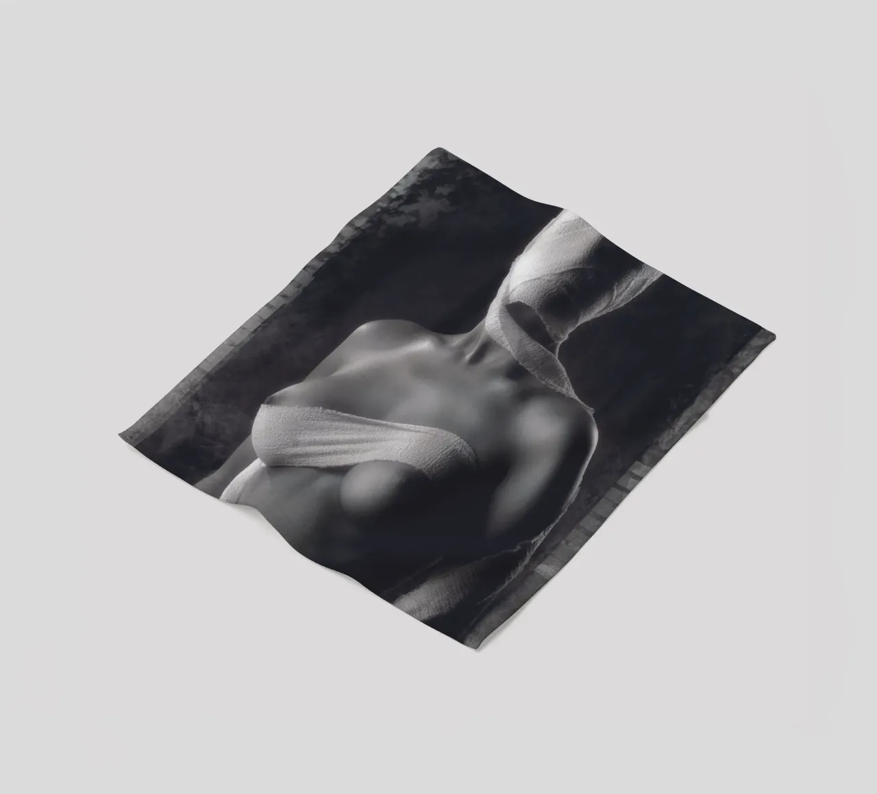 Ragazza bendata coperta in pile da Dave Hare Photography