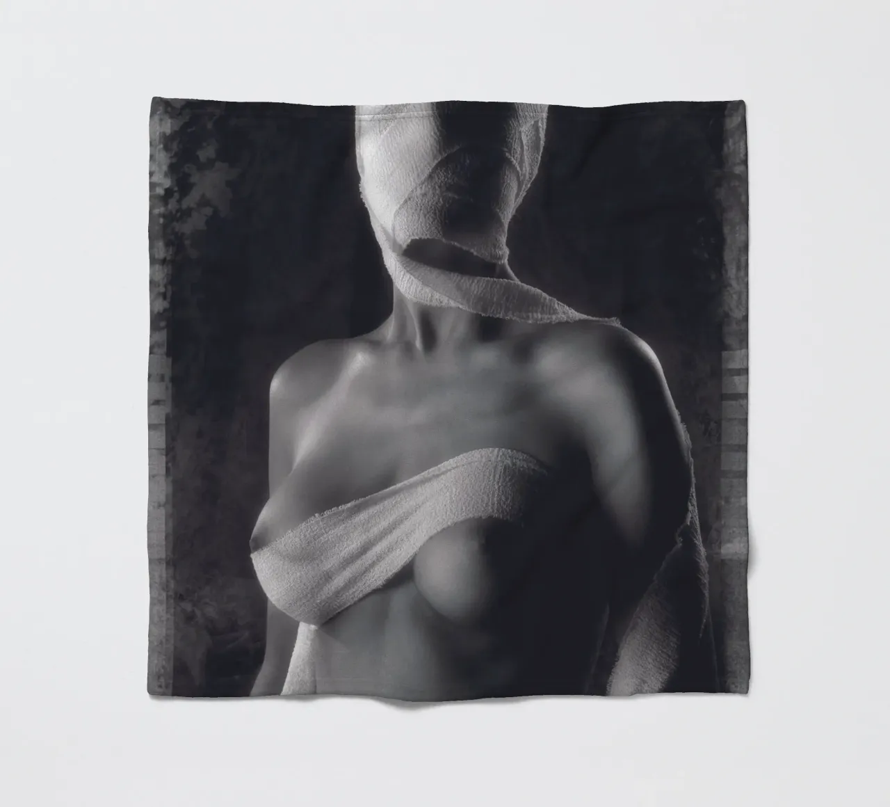 Ragazza bendata coperta in pile da Dave Hare Photography