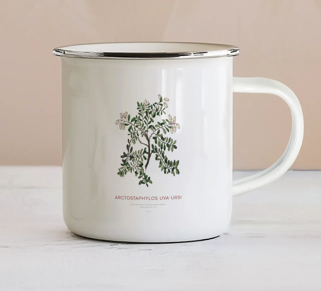 Bärentraube oder Arctostaphylos Uva-ursi Emaille Tasse von Vintagrafica