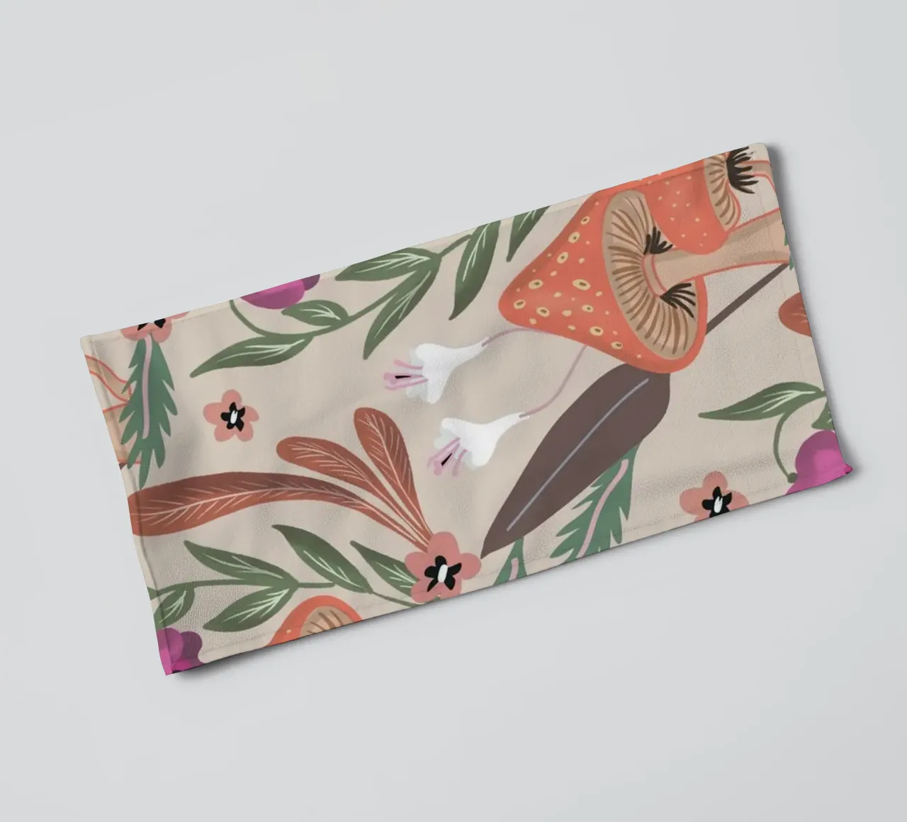 Red Mushrooms and Butterflies with Name asciugamano da bagno da anisillustration