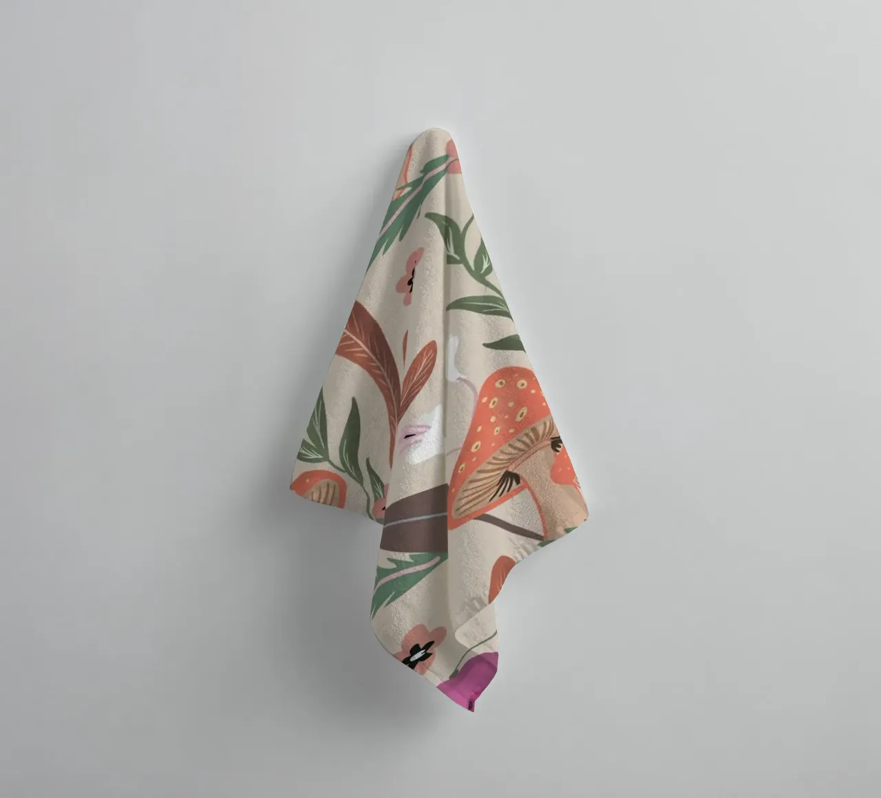 Red Mushrooms and Butterflies with Name asciugamano da bagno da anisillustration