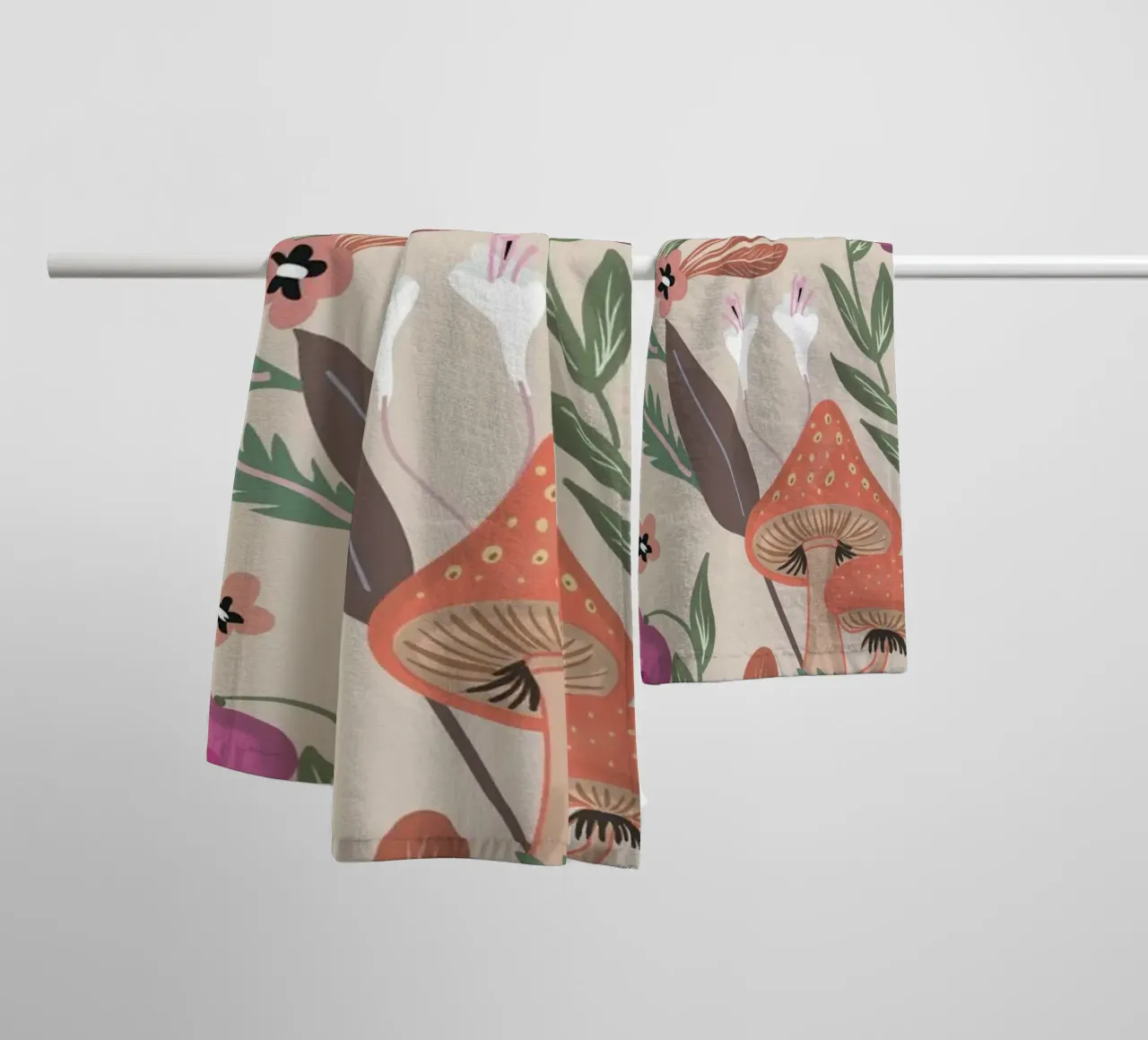 Red Mushrooms and Butterflies with Name asciugamano da bagno da anisillustration