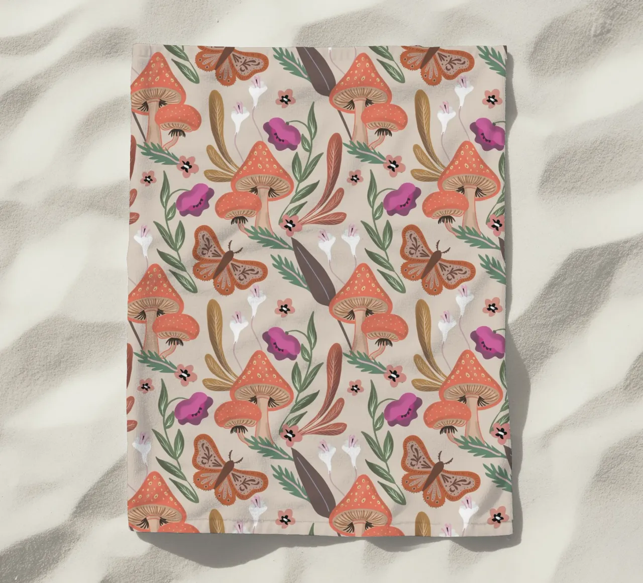 Red Mushrooms Autumn Pattern telo mare da anisillustration