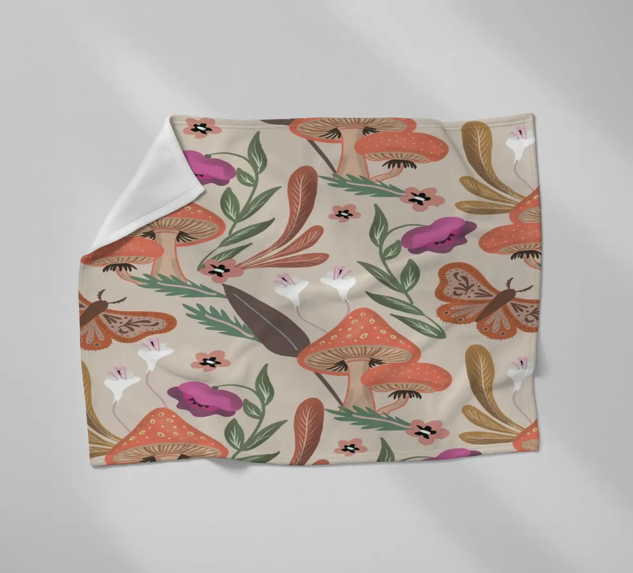 Red Mushrooms and Butterflies with Name coperta in pile da anisillustration