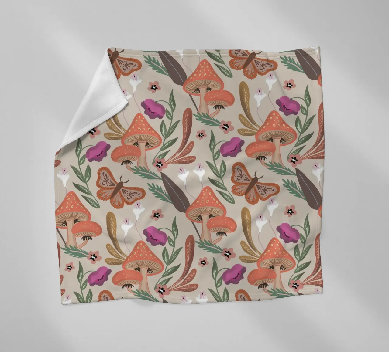 Red Mushrooms and Butterflies with Name coperta in pile da anisillustration