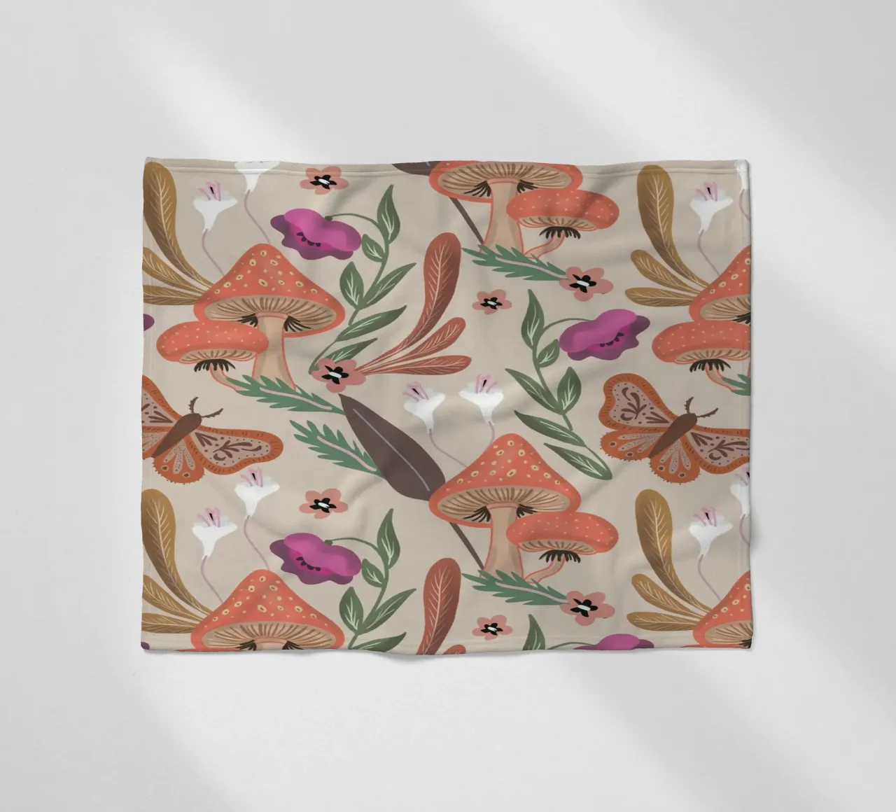 Red Mushrooms and Butterflies with Name coperta in pile da anisillustration