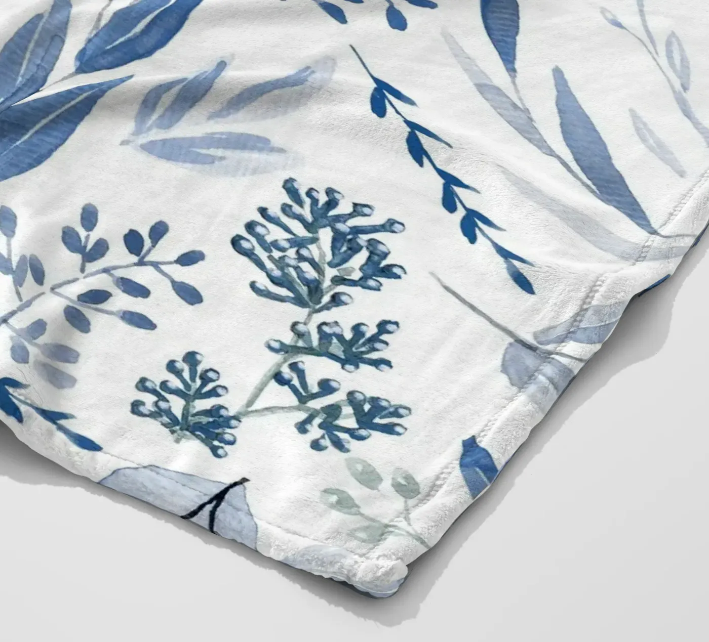 Blue Eucalyptus Pattern Fleecedecke von anisillustration