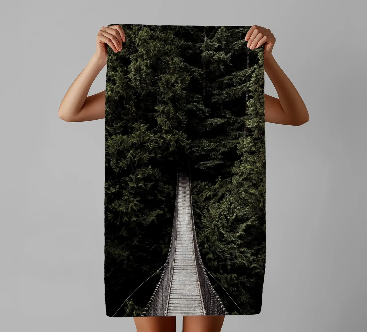 Pont suspendu aventureux dans la forêt - Design en lien avec la nature serviette de bain de Whole©