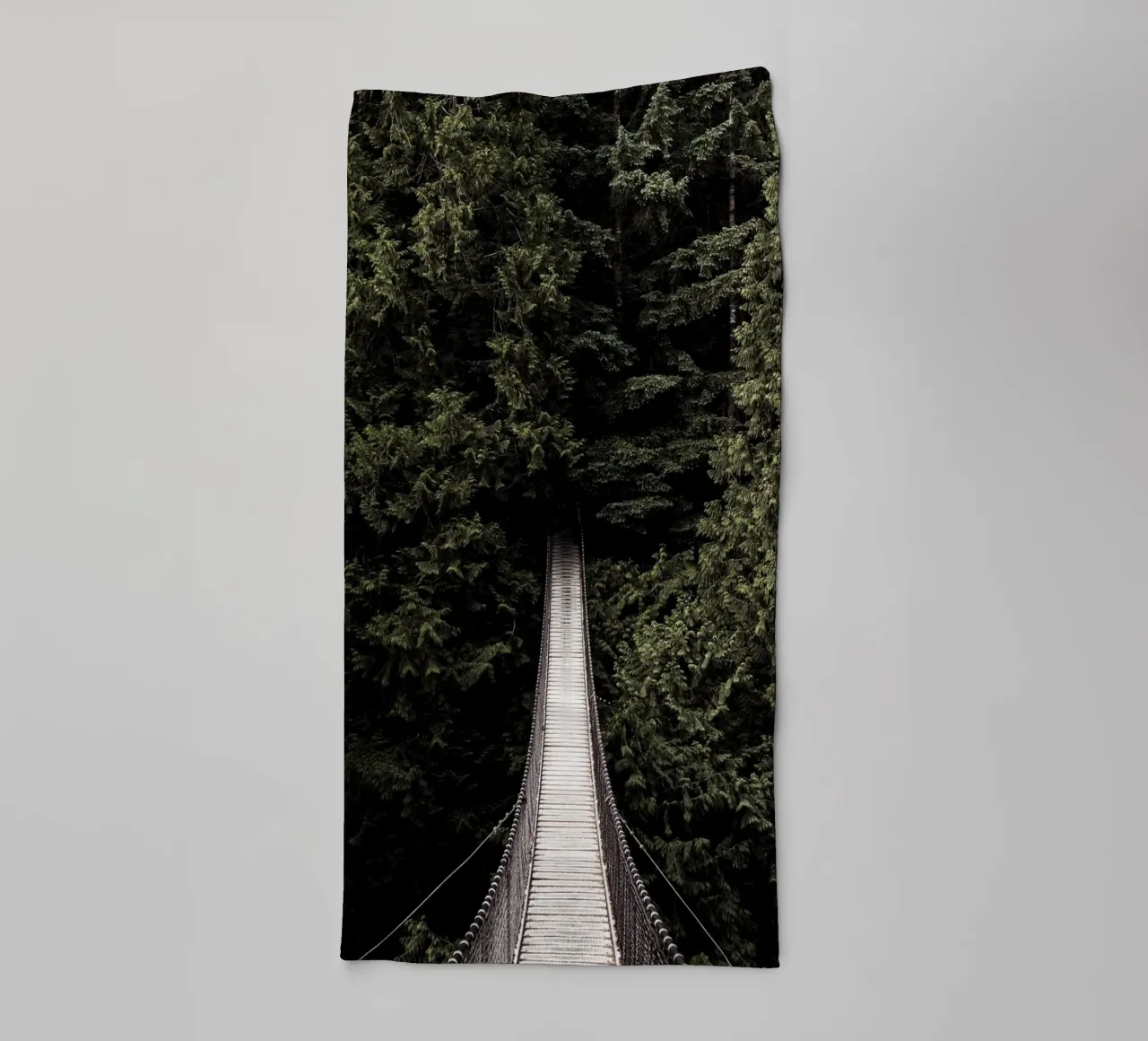 Pont suspendu aventureux dans la forêt - Design en lien avec la nature serviette de bain de Whole©