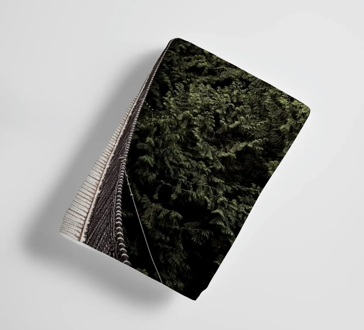 Pont suspendu aventureux dans la forêt - Design en lien avec la nature serviette de bain de Whole©