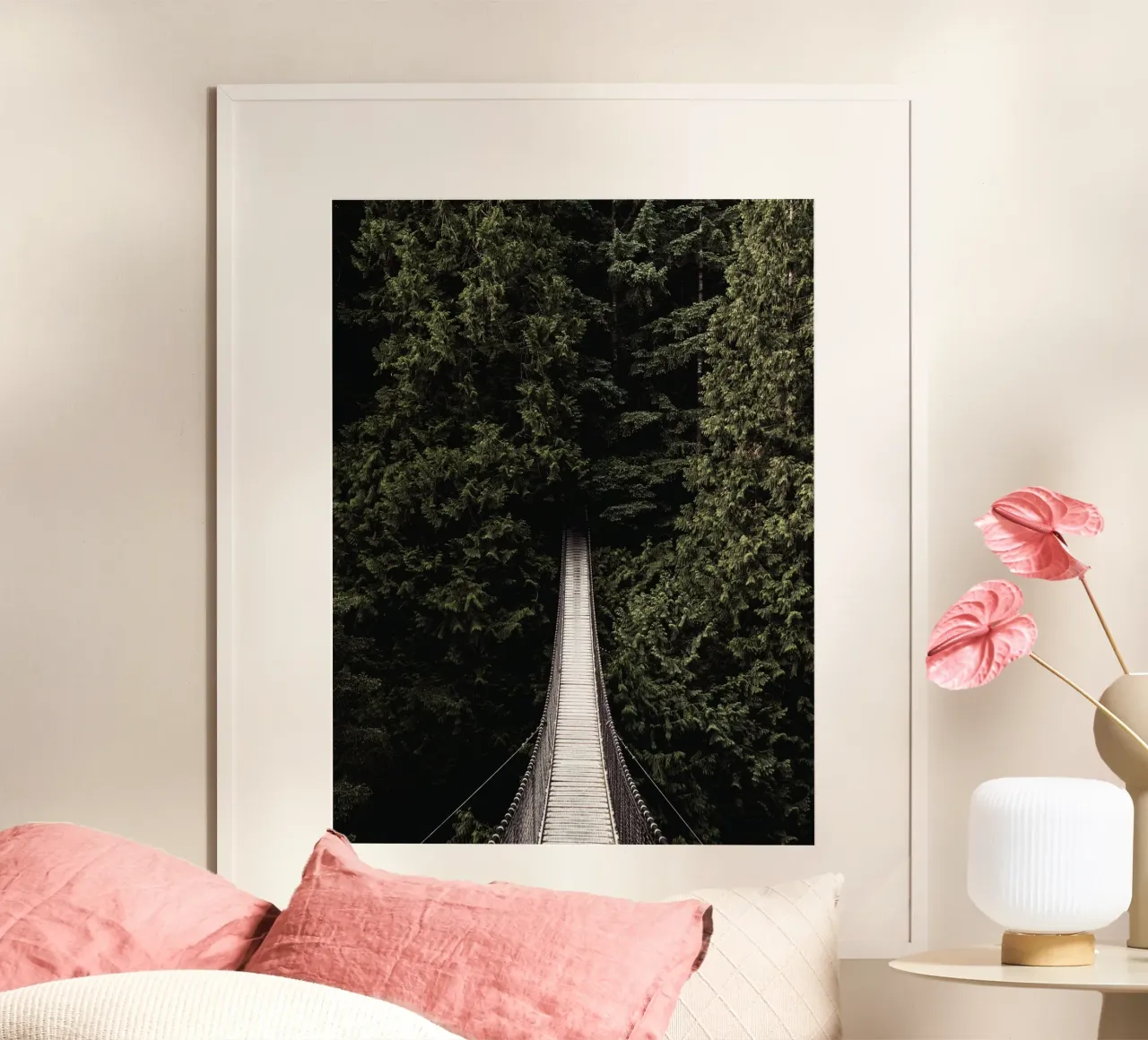 Avventuroso ponte sospeso nella foresta - un design che ama la natura poster con telaio in alluminio da Whole©