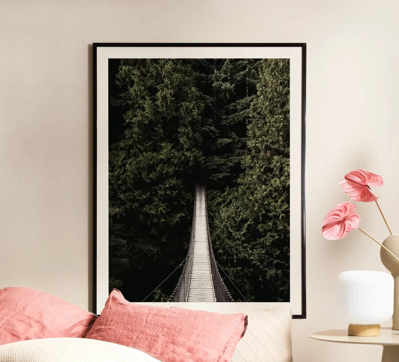 Avventuroso ponte sospeso nella foresta - un design che ama la natura poster con telaio in alluminio da Whole©