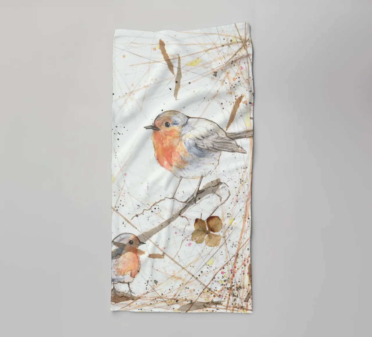 Piccoli uccelli rossi asciugamano da bagno da Mandy Becker Fine Arts