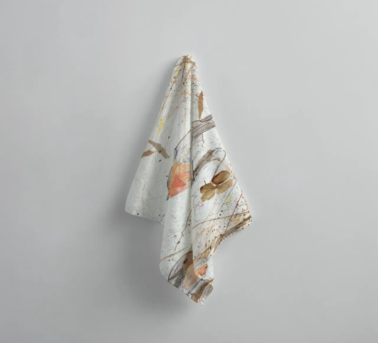Piccoli uccelli rossi asciugamano da bagno da Mandy Becker Fine Arts