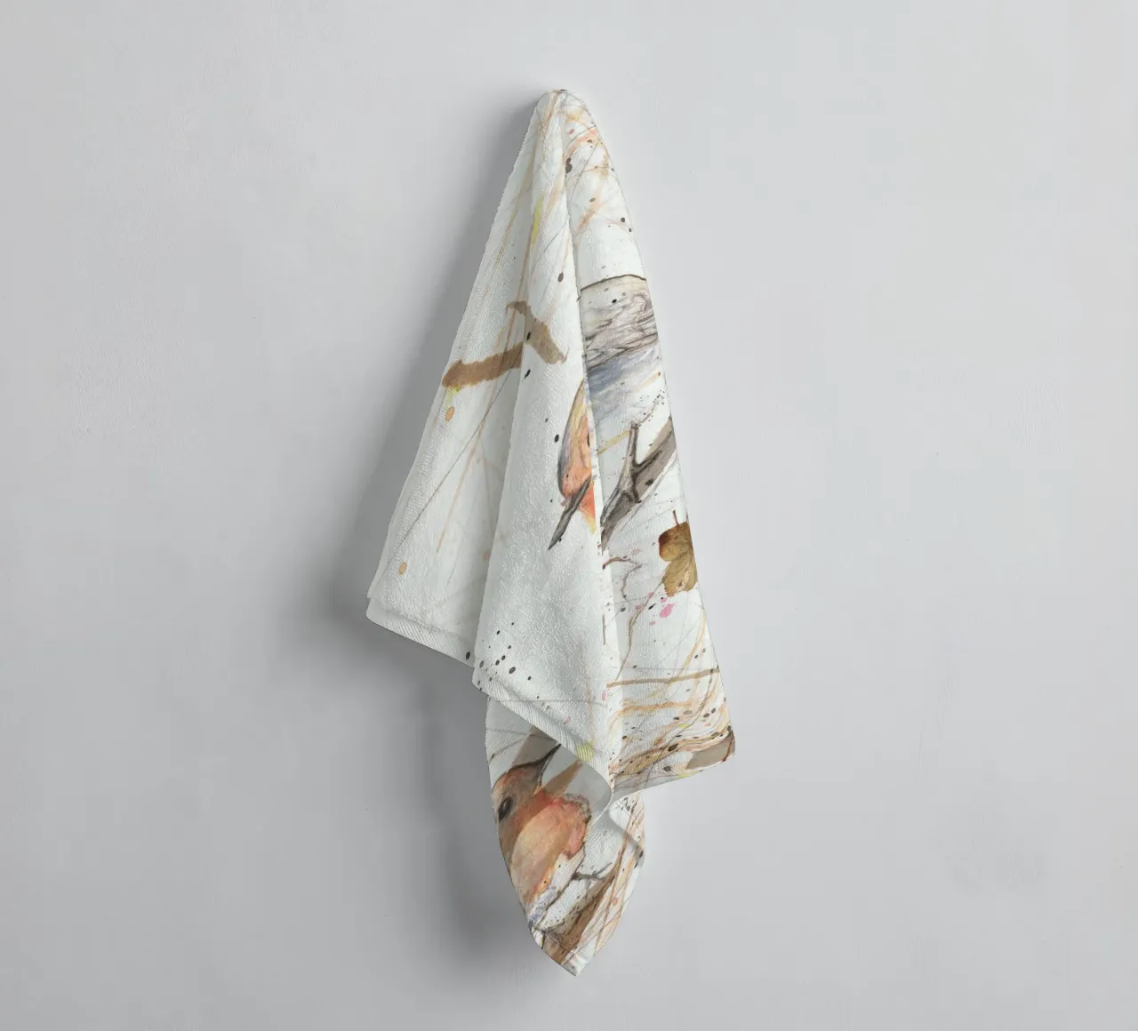 Piccoli uccelli rossi asciugamano da bagno da Mandy Becker Fine Arts