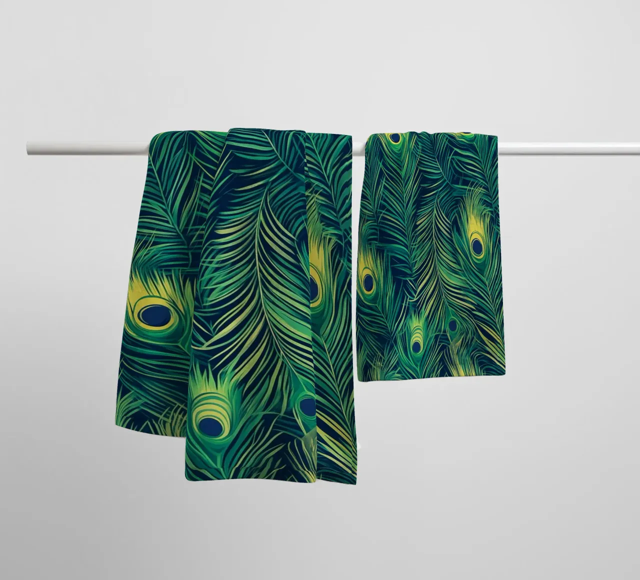Opulentes Pfauen-Federn Design Muster Handtuch von Autofocus