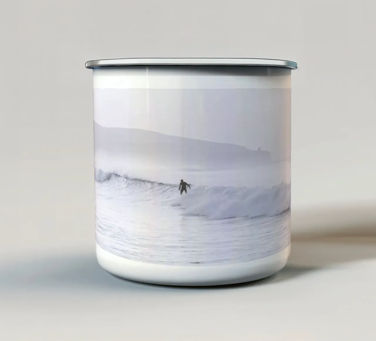 Surfers op golven - Minimalistisch oceaanontwerp emaille mok van Whole©