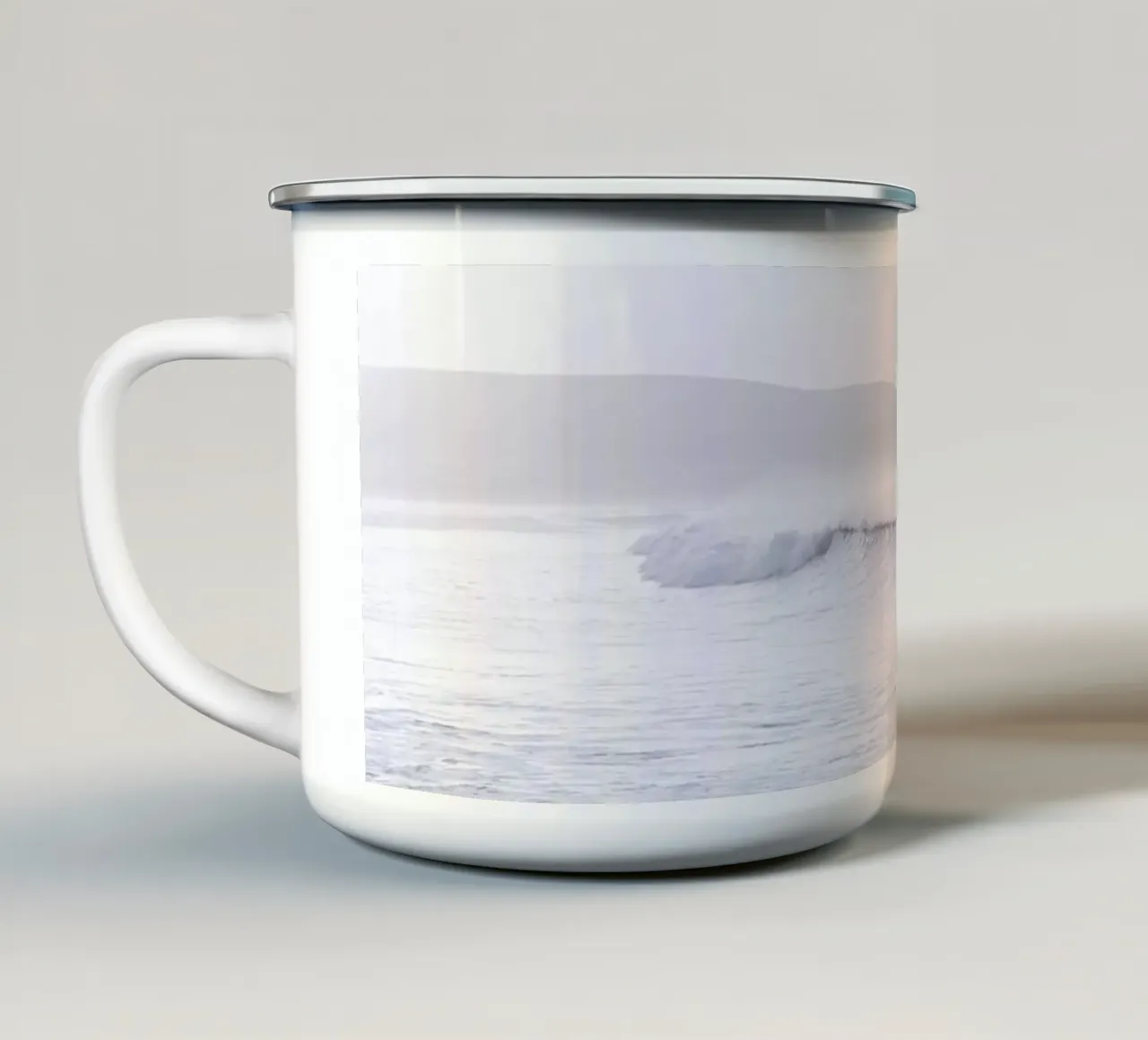 Surfers op golven - Minimalistisch oceaanontwerp emaille mok van Whole©