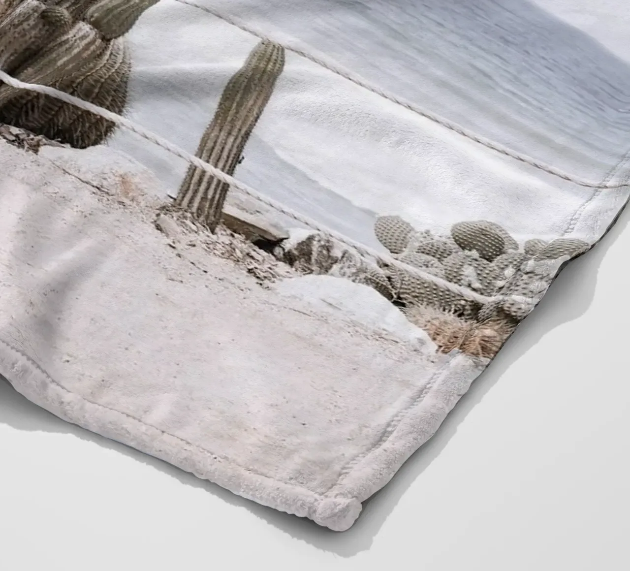 Cactus in riva al mare: il design costiero a contatto con la natura coperta in pile da Whole©