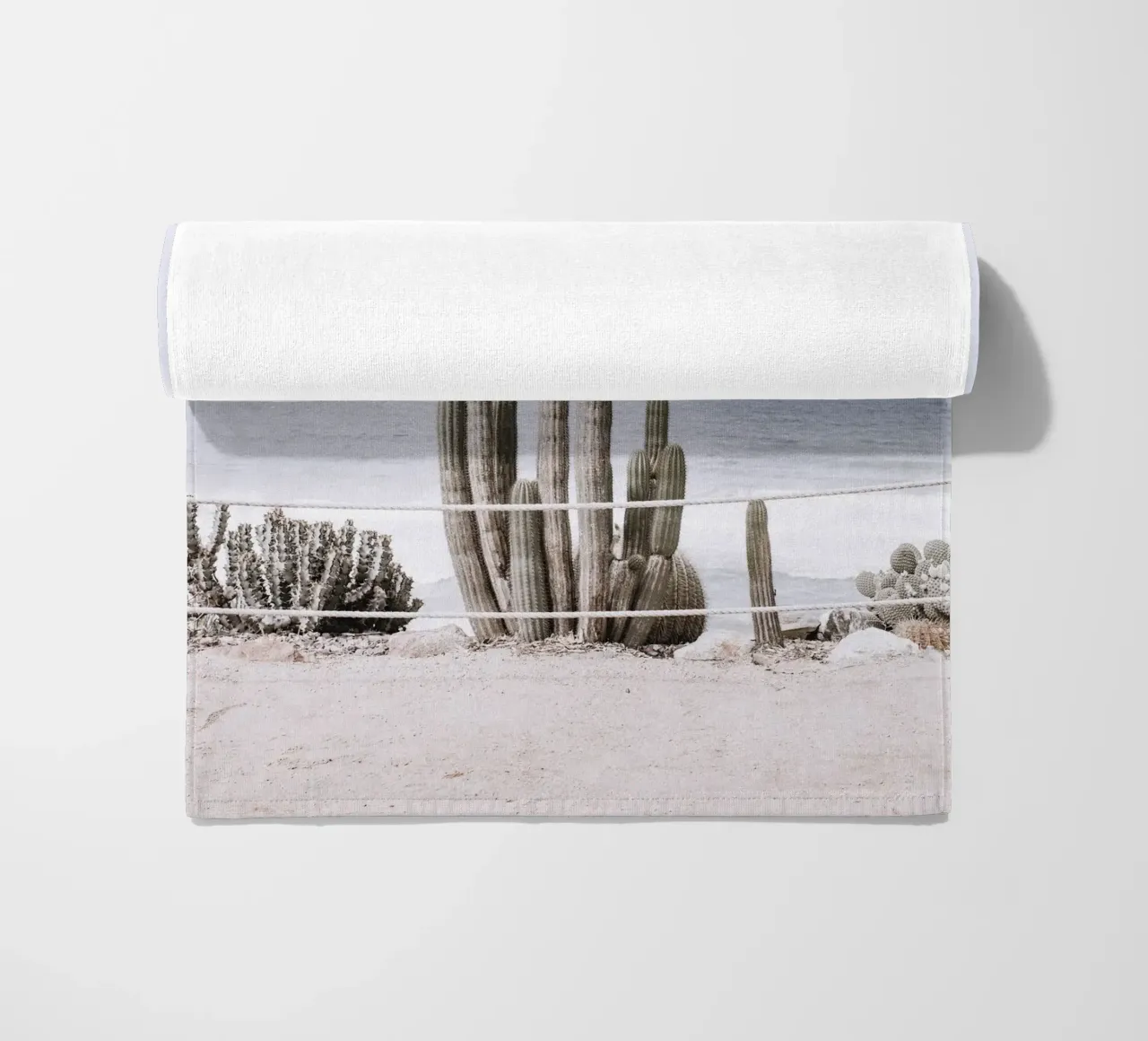 Cactus in riva al mare: il design costiero a contatto con la natura telo mare da Whole©