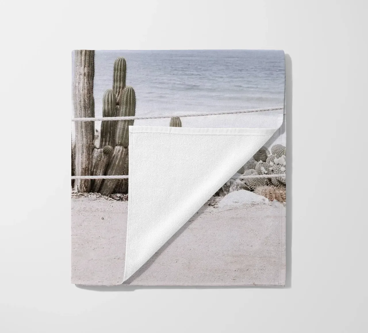Cactus in riva al mare: il design costiero a contatto con la natura telo mare da Whole©