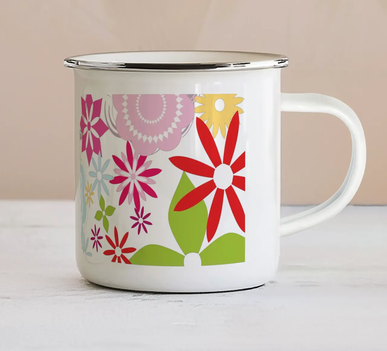 Flower Power tazza in smalto da Catherine Aguilar