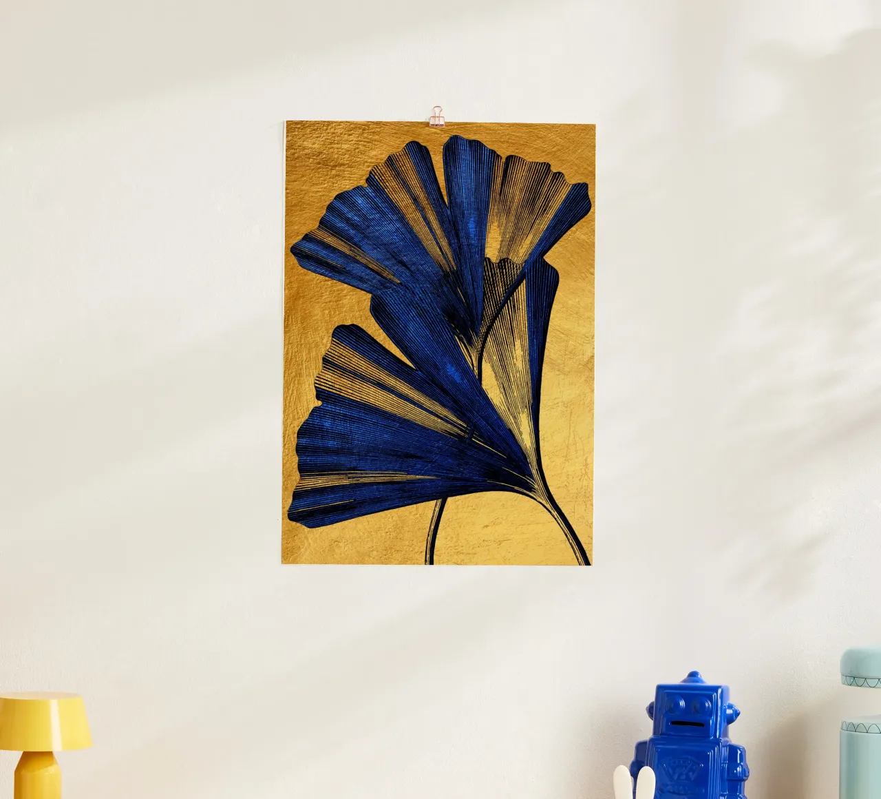 Ginkgo biloba oro e blu poster con telaio in alluminio da Justyna Jaszke JBJart