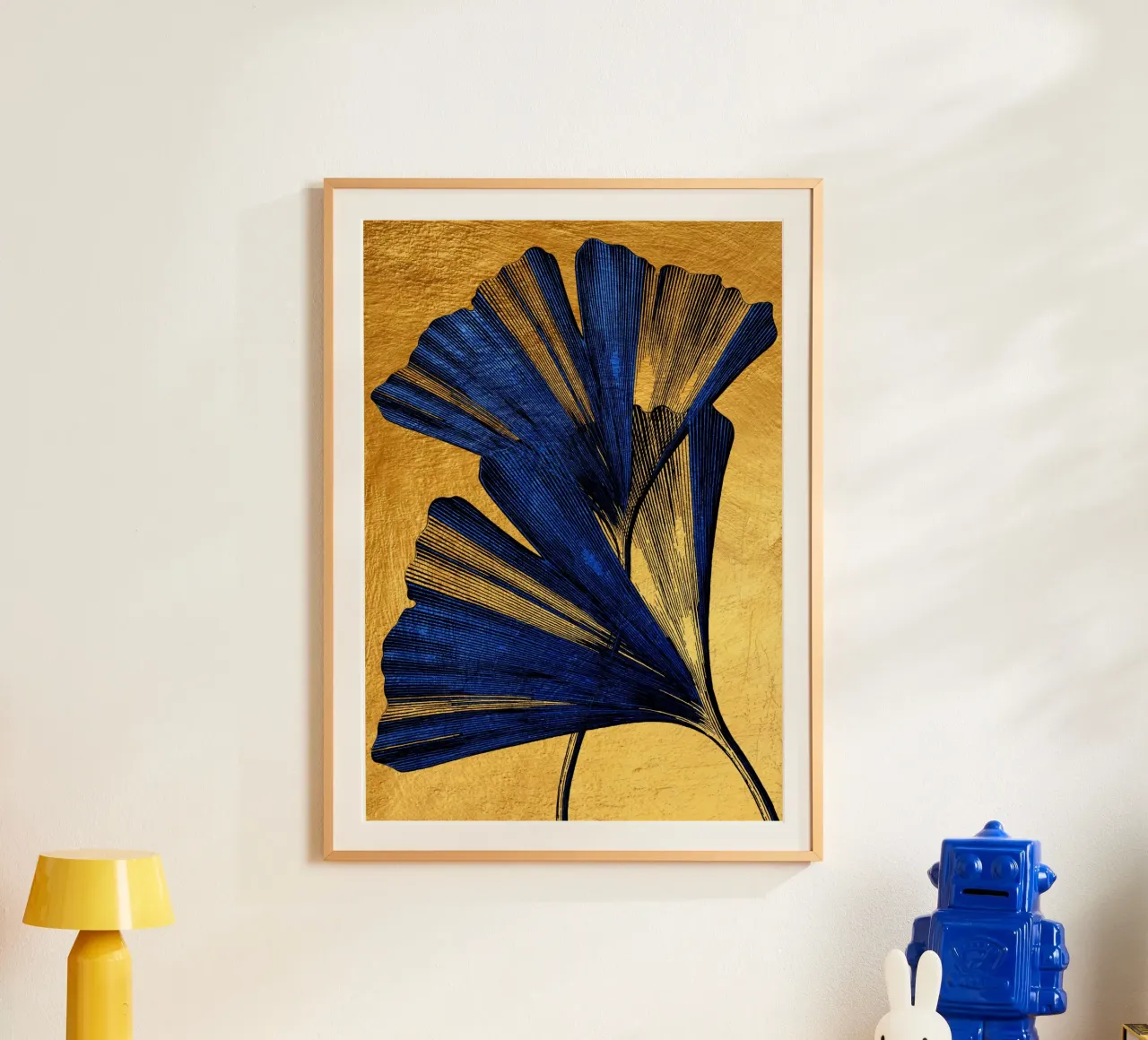 Ginkgo biloba oro e blu poster con telaio in alluminio da Justyna Jaszke JBJart