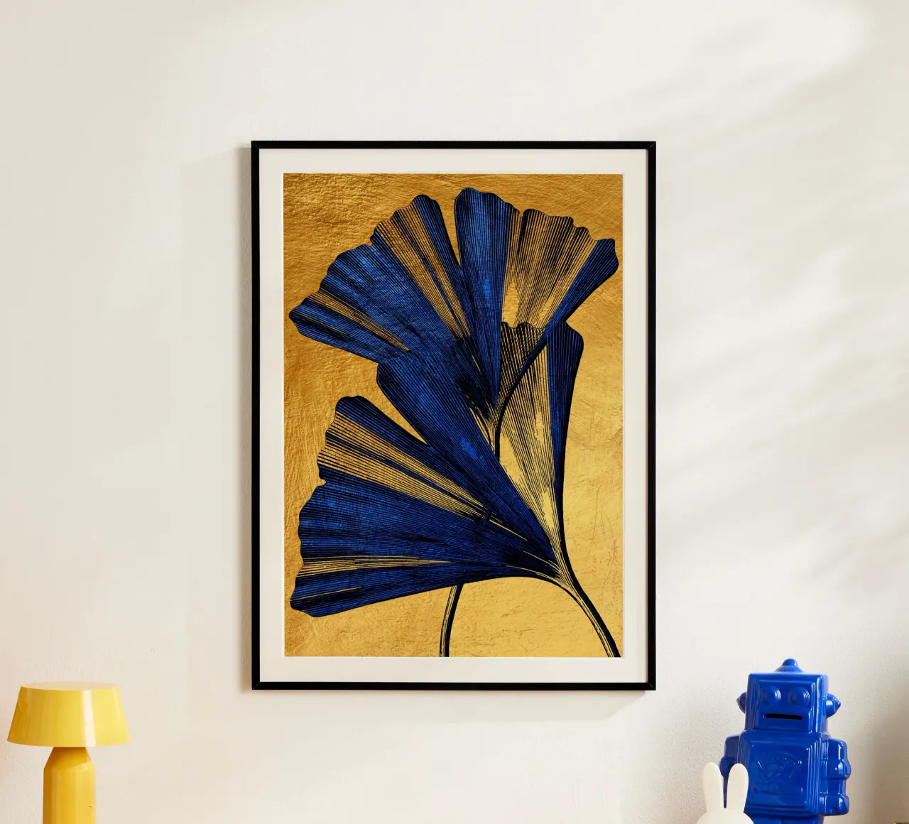 Ginkgo biloba oro e blu poster con telaio in alluminio da Justyna Jaszke JBJart