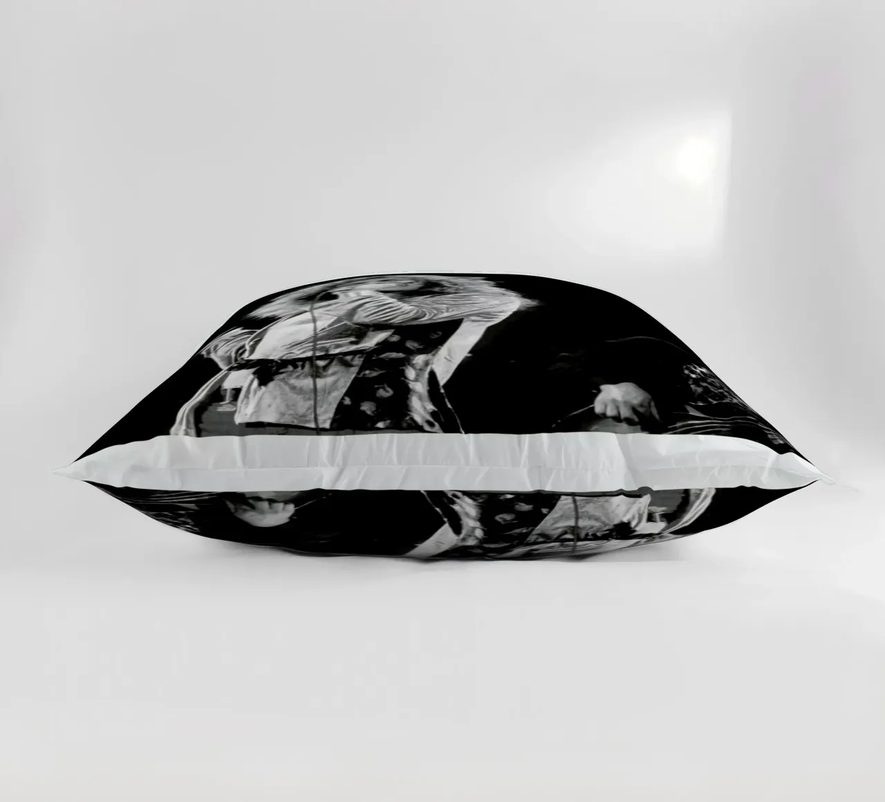 Led Zeppelin, Robert Plant cuscino da Gallery Print and Art Limited