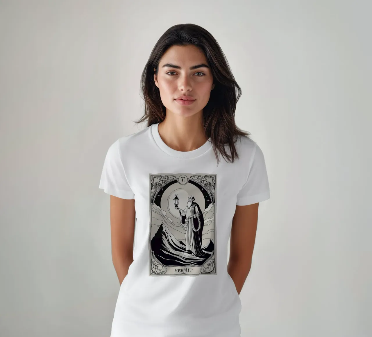 L'Eremita - Guida all'illuminazione t-shirt da Mystique & Muse