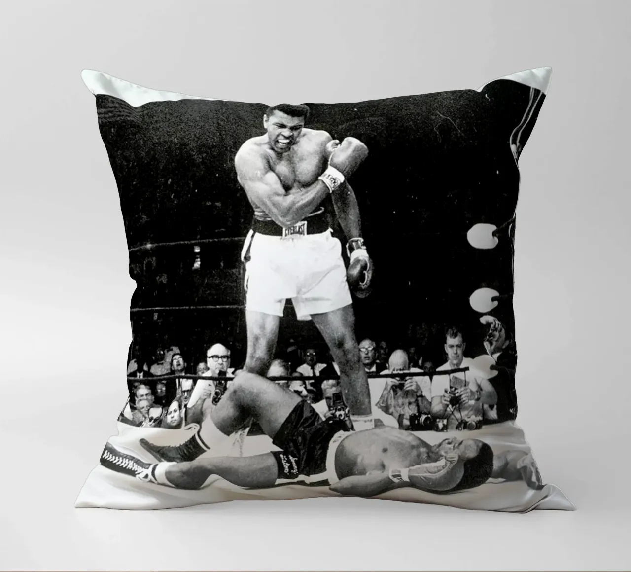 Muhammad Ali rematch with Sonny Liston, 1965 cuscino da Gallery Print and Art Limited