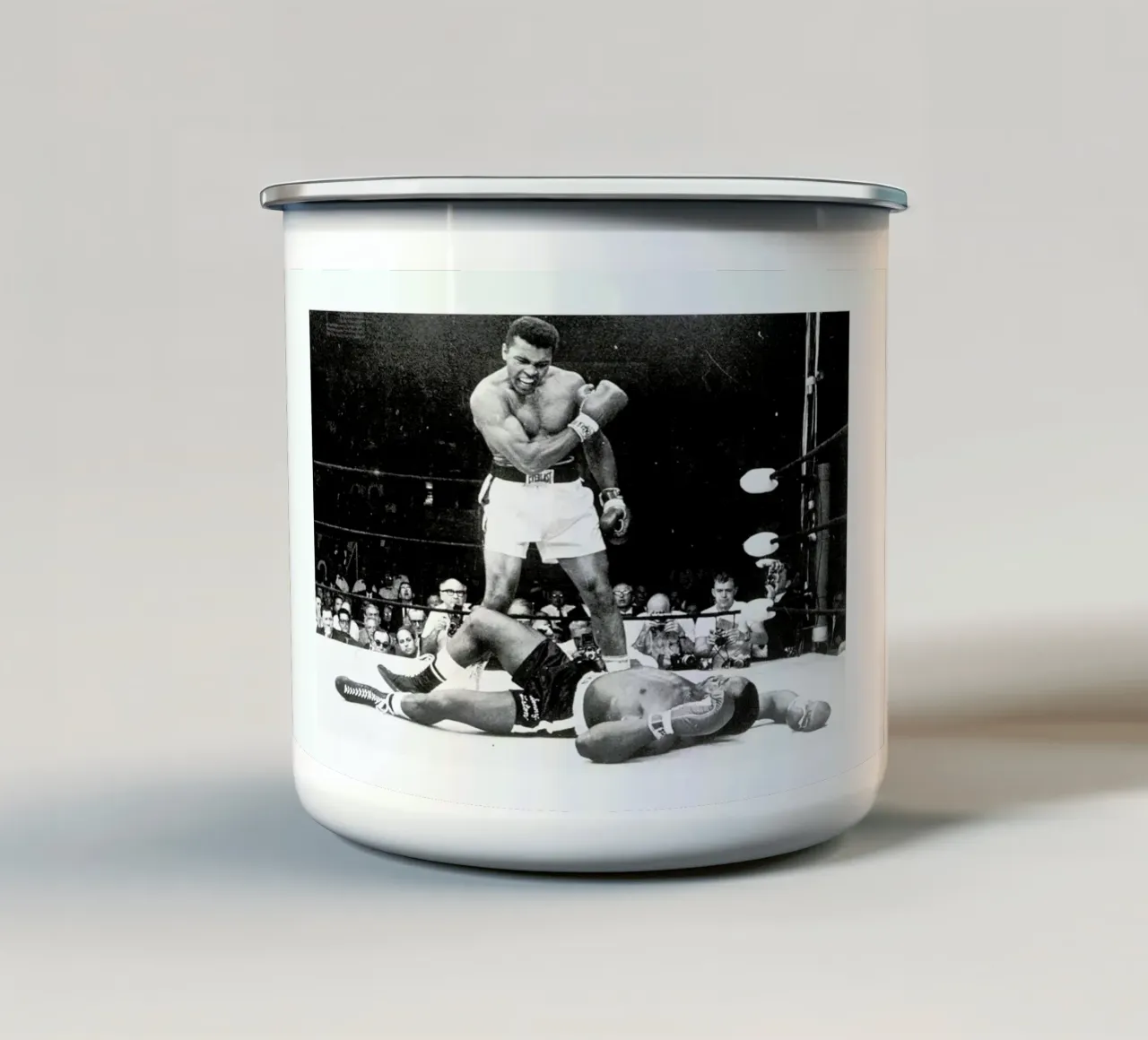 Muhammad Ali rematch with Sonny Liston, 1965 emaille mok van Gallery Print and Art Limited