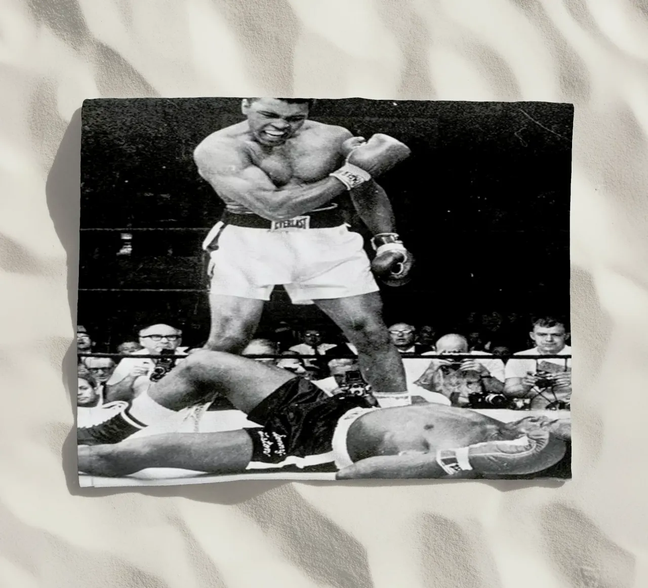 Muhammad Ali rematch with Sonny Liston, 1965 toalla de playa de Gallery Print and Art Limited