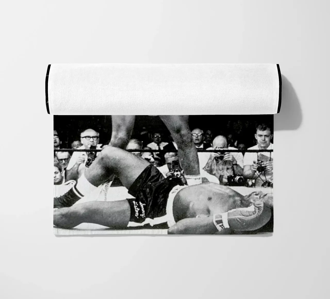Muhammad Ali rematch with Sonny Liston, 1965 toalla de playa de Gallery Print and Art Limited