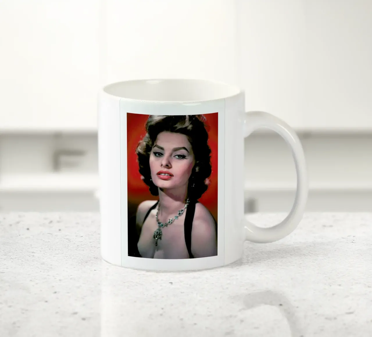 Sophia Loren, circa 1957 tazza in ceramica da Gallery Print and Art Limited