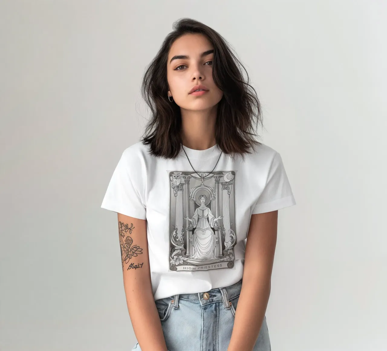 L'Alta Sacerdotessa - Custode della conoscenza sacra t-shirt da Mystique & Muse