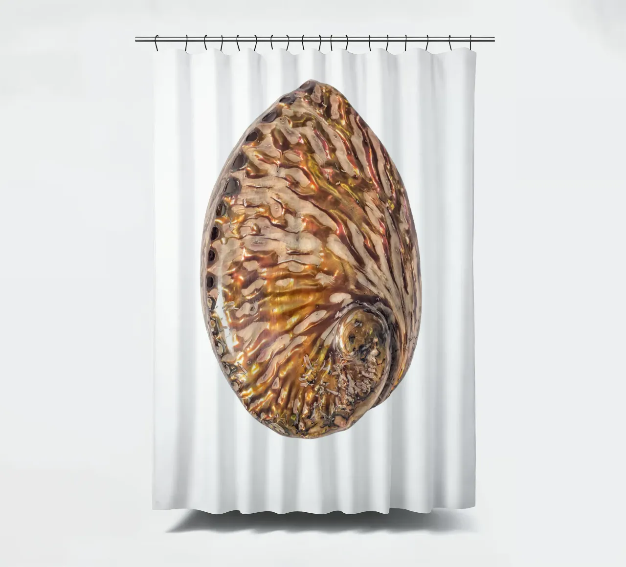 Perlmutt-Muschel Duschvorhang von Curious Collections by Marielle Leenders