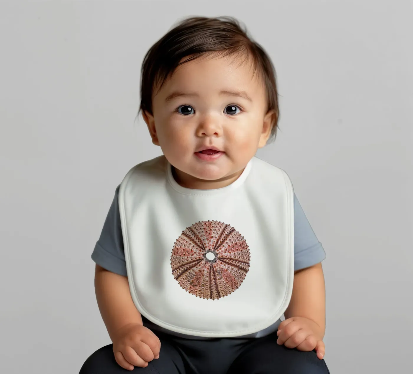 Sea urchin Babylätzchen von Curious Collections by Marielle Leenders