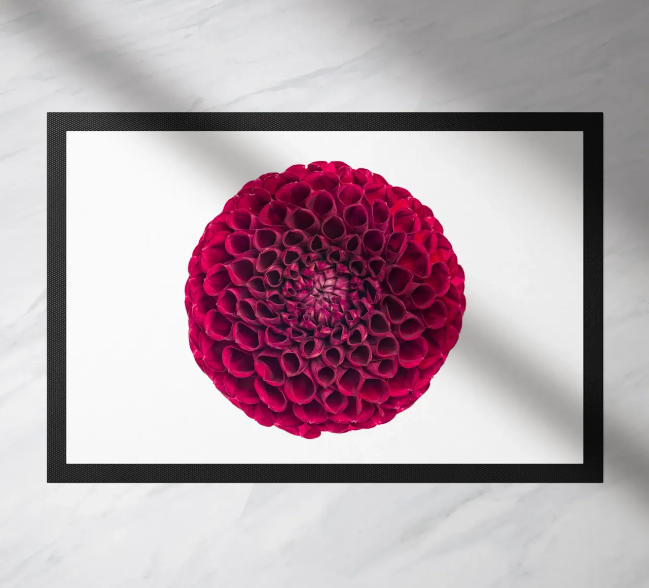 Bellezza audace: Dalia rossa zerbino da Curious Collections by Marielle Leenders