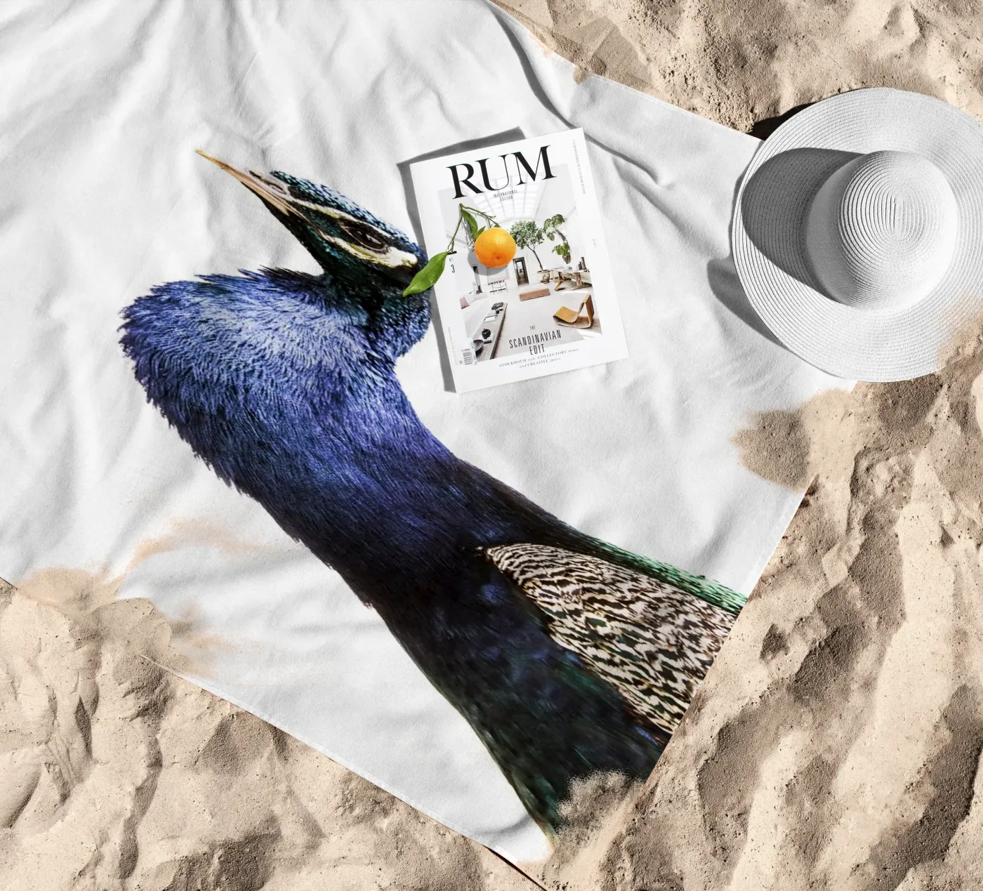 Blauwe pauw strandhanddoek van Victoria Frost