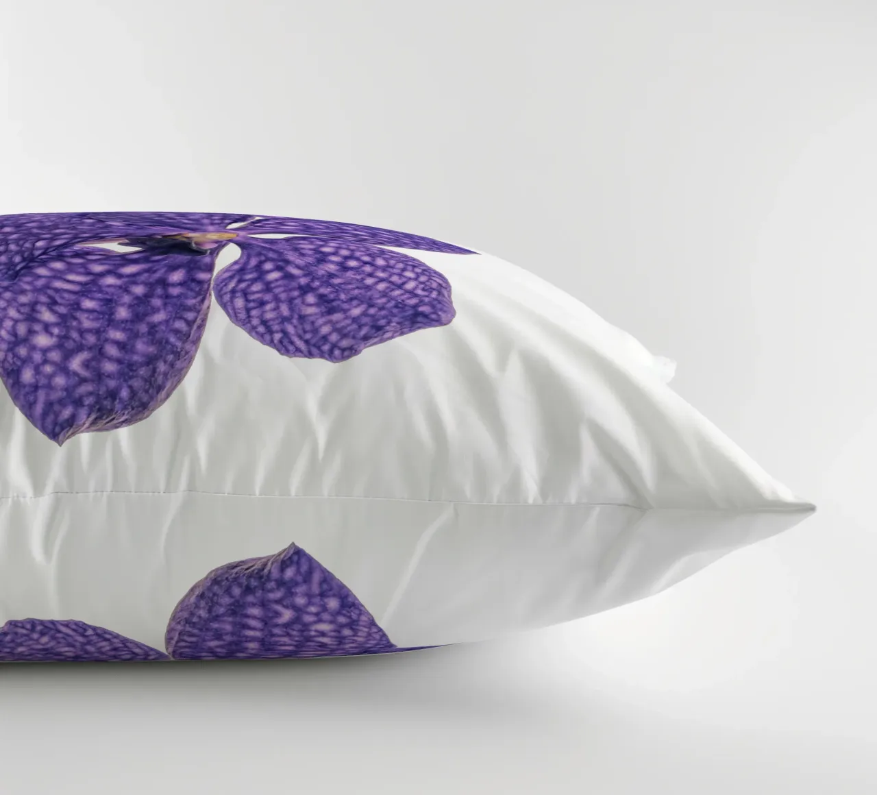 Il fascino delle orchidee viola cuscino da Curious Collections by Marielle Leenders