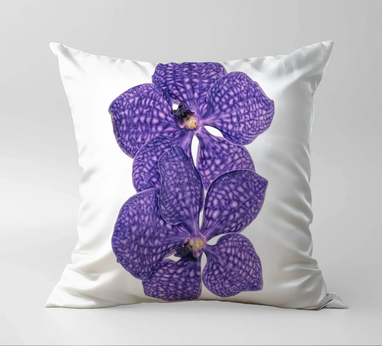 Il fascino delle orchidee viola cuscino da Curious Collections by Marielle Leenders
